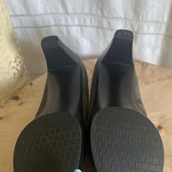 Bella Vita Gray Suede Leather Heels with Pleated Detail – Size 6.5M - Picture 5 of 5